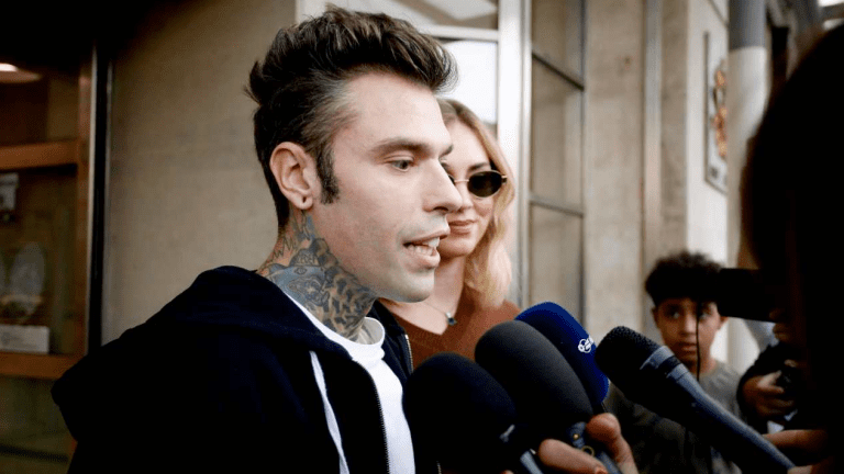 Fedez finito in tribunale, accuse pesantissime: è successo l’impensabile | Retroscena inaspettato