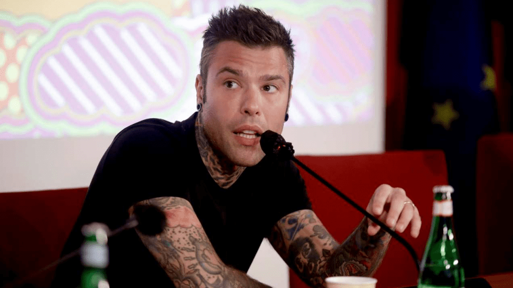 Fedez preso d’assalto, parole durissime: “Ricco bastardo” | La sua reazione è da Oscar